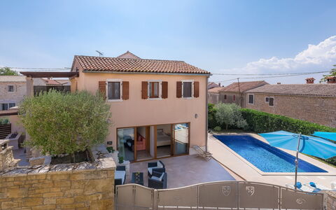 Paula: Propriété, Maison, Bâtiment, Domicile, Immobilier, Zone Résidentielle, Villa, Ciel, Biens, Toit