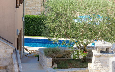 Paula: Propriété, Mur, Maison, Piscine, Immobilier, Bâtiment, Arrière-Cour, Architecture, Paysage, Appartement
