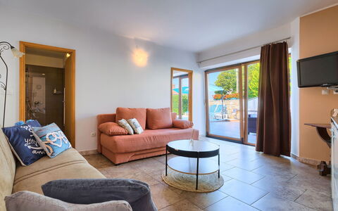 Paula: Pièce, Salon, Meubles, Propriété, Design Intérieur, Bâtiment, Sol, Maison, Immobilier, Jaune