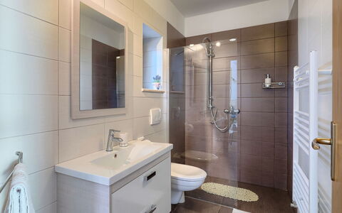 Paula: Miroir, Robinet, Armoire De Toilette, Luminaire Plomberie, Évier, Lavabo, Propriété, Salle De Bains, Violet, Bleu Azur