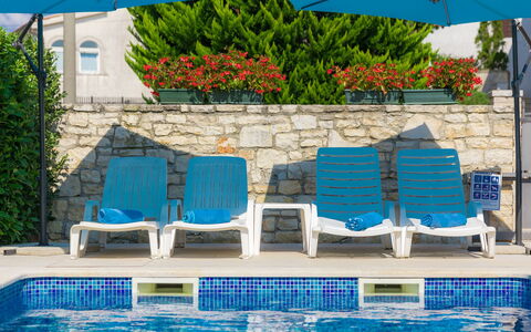 Paula: L'Eau, Jour, Propriété, Meubles, Plante, Bleu, Vert, Bleu Azur, Piscine, Rectangle