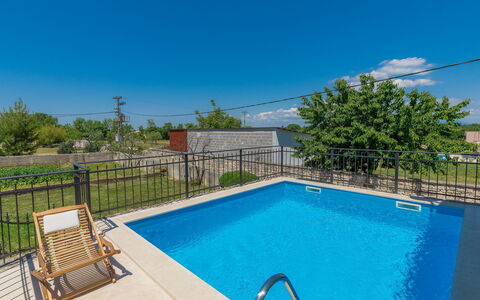 Toni: Ciel, L'Eau, Plante, Piscine, Bleu Azur, Nuage, Arbre, Ombre, Mobilier De Jardin, Herbe