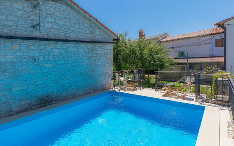 Toni: L'Eau, Plante, Bâtiment, Propriété, Piscine, Bleu, Ciel, Bleu Azur, Ombre, Plan D'Eau