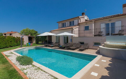 Villa Vela: L'Eau, Plante, Ciel, Bâtiment, Propriété, Piscine, Fenêtre, Bleu Azur, Ombre, Design Intérieur