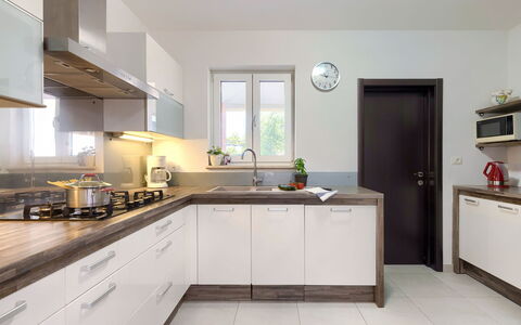 Villa Vela: Cabinetry, Robinet, Evier, Comptoir, Évier, Propriété, Luminaire Plomberie, Bois, Cuisinière, Cuisine