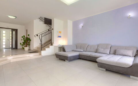 Villa Vela: Propriété, Canapé, Plante, Bâtiment, Éclairage, Design Intérieur, Bois, Sol, Salon
