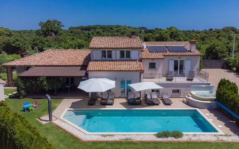 Villa Vela: Ciel, Plante, Bâtiment, Propriété, L'Eau, Piscine, Bleu, La Nature, Bleu Azur, Ombre