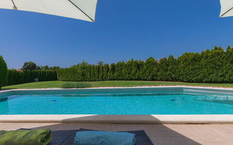 Villa Vela: L'Eau, Ciel, Plante, Bâtiment, Piscine, Rectangle, Bleu Azur, La Nature, Bleu, Ombre