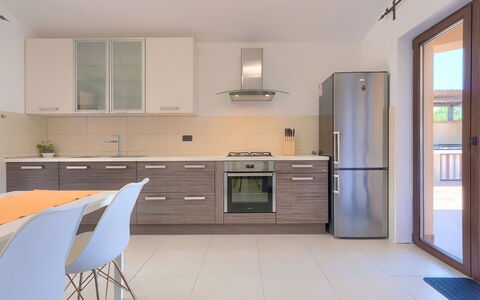 Andrea: Cabinetry, Comptoir, Bâtiment, Meubles, Cuisinière, Cuisine, Robinet, Tiroir, Appareil De Cuisine, Bois