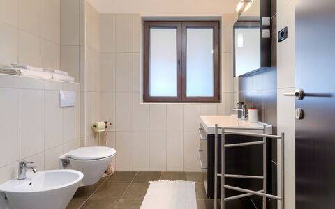 Andrea: Évier, Propriété, Luminaire Plomberie, Robinet, Lavabo, Bâtiment, Salle De Bains, Design Intérieur, Architecture