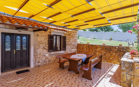 Laura: Ombre, Store, Tache De Bois, Chaise, Eco Hôtel, Mobilier De Jardin, Patio, Piscine, Plante D'Appartement, Dalle