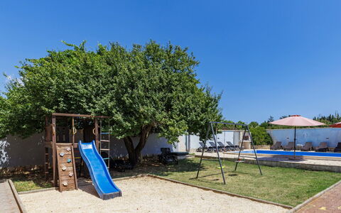 Villa Eldina: Herbe, Bâtiment, Maison, Toit, Domicile, Zone Résidentielle, Chalet, Lot Terre, Zone Rurale, Pelouse