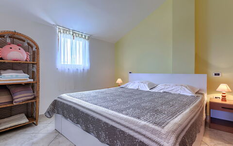 Fabiana: Meubles, Design Intérieur, Lit, Sol, Sol, Chambre, Pièce, Plafond, Bois, Literie