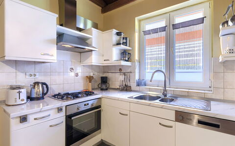 Cherry: Cabinetry, Evier, Robinet, Comptoir, Évier, Luminaire Plomberie, Fenêtre, Cuisinière, Cuisine, Design Intérieur