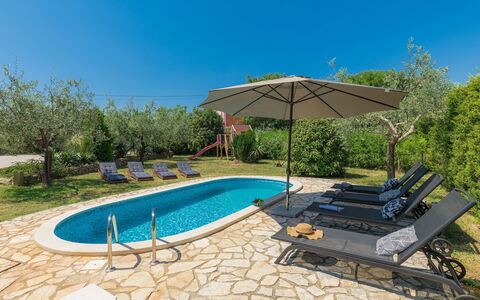 Gea: L'Eau, Ciel, Propriété, Plante, Meubles, Piscine, Ombre, Mobilier De Jardin, Chaise, Bâtiment