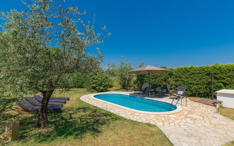 Gea: L'Eau, Ciel, Plante, Bleu Azur, Paysage Naturel, Piscine, Ombre, Mobilier De Jardin, Herbe, Loisir