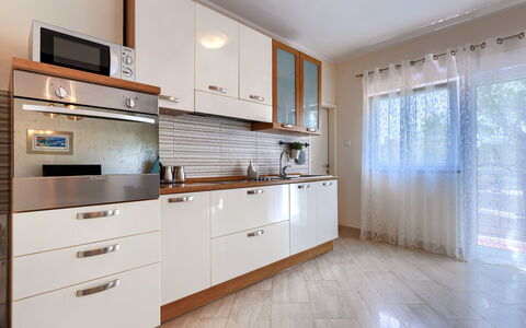 Gea: Cabinetry, Comptoir, Propriété, Meubles, Fenêtre, Tiroir, Bâtiment, Bois, Design Intérieur, Cuisine