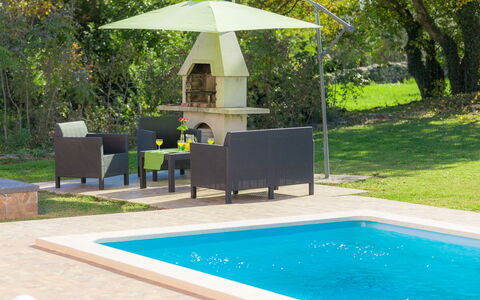 Vita: Piscine, Propriété, Arrière-Cour, Ombre, Loisir, Parapluie, Maison, Herbe, Domicile, Patio