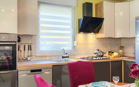 Vita: Table, Meubles, Cabinetry, Comptoir, Propriété, Vaisselle, Cuisine, Design Intérieur, Chaise, Appareil De Cuisine