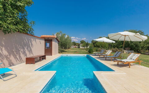 Lancin: L'Eau, Ciel, Plante, Piscine, Bleu, Bleu Azur, Bâtiment, Mobilier De Jardin, Ombre, Balancelle