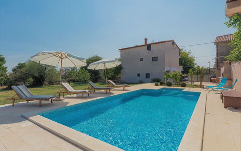Lancin: L'Eau, Ciel, Plante, Propriété, Bâtiment, Piscine, Bleu Azur, Arbre, Ombre, Rectangle