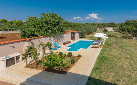 Lancin: Ciel, Plante, Nuage, Bâtiment, Bleu Azur, Arbre, Lot Terre, Ombre, Design Urbain, Condominium
