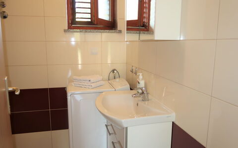 Fortica: Miroir, Robinet, Évier, Luminaire Plomberie, Lavabo, Fenêtre, Salle De Bains, Design Intérieur, Bois