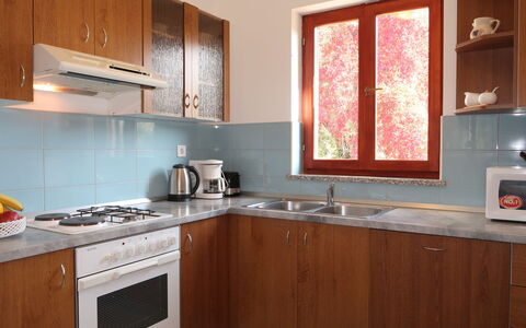 Fortica: Marron, Cabinetry, Comptoir, Propriété, Evier, Évier, Robinet, Cuisine, Bois, Bâtiment