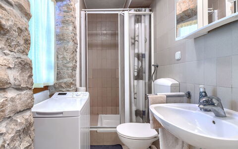Paolici: Luminaire Plomberie, Sol, Évier, Sol, Lavabo, Salle De Bains, Design Intérieur, Toilette, Plomberie, Robinet