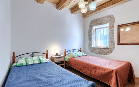 Paolici: Mur, Chambre, Plafond, Design Intérieur, Lit, Drap De Lit, Literie, Domicile, Sol, Cadre De Lit