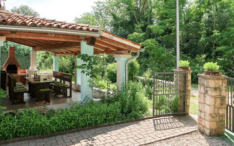 Paolici: Propriété, Bâtiment, Maison, Arrière-Cour, Domicile, Immobilier, Cour, Jardin, Zone Résidentielle, Arbre