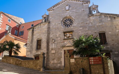 Paolici: Plante, Fenêtre, Ciel, Bâtiment, Porte, Façade, Ville, Toit, Escaliers, Arbre