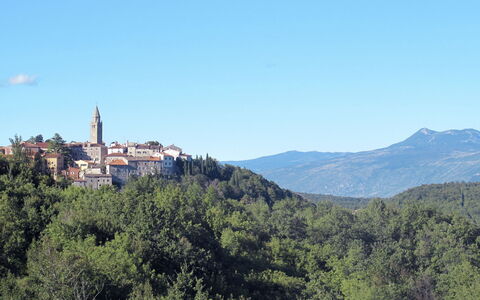 Paolici: Ciel, Montagne, Bâtiment, Plante, Paysage Naturel, Arbre, Nuage, Paysage, Horizon, Colline