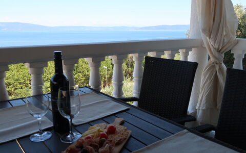 Ulika: Table, Ciel, Meubles, Vaisselle, Aliments, Propriété, Chaise, Bâtiment, Bleu Azur, Bouteille