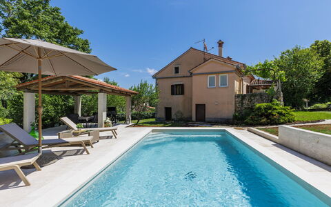 Nino: Piscine, Maison, Zone Résidentielle, Domicile, Composite, Recours, Caractéristique De L'Eau, Biens, Eco Hôtel, Mobilier De Jardin