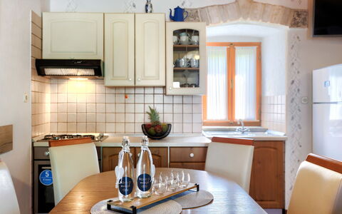 Donada: Table, Cabinetry, Propriété, Comptoir, Meubles, Appareil De Cuisine, Cuisine, Bois, Cuisinière, Électroménager