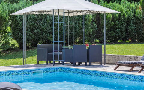 Donada: L'Eau, Plante, Meubles, Propriété, Piscine, Ombre, Mobilier De Jardin, Chaise, Arbre, Parapluie