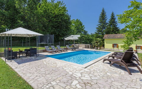 Donada: Propriété, Meubles, Bâtiment, Plante, Piscine, Ciel, Chaise, Mobilier De Jardin, Ombre, L'Eau