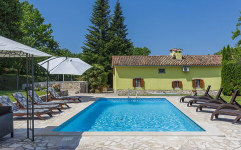 Donada: L'Eau, Ciel, Propriété, Plante, Piscine, Bâtiment, Ombre, Arbre, Chaise, Mobilier De Jardin