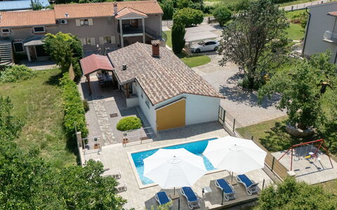 Verbanac: Piscine, Zone Résidentielle, Maison, Toit, Domicile, Établissements Humains, Recours, Design Urbain, Biens, Banlieue