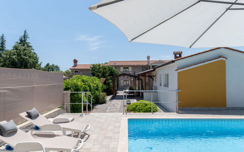 Verbanac: Piscine, Mobilier De Jardin, Parapluie, Recours, Zone Résidentielle, Meubles, Composite, Chaise, Ombre, Balancelle