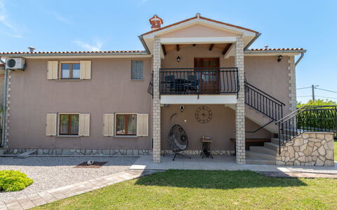 Verbanac: Bâtiment, Zone Résidentielle, Maison, Domicile, Façade, Architecture, Porte, Balcon, Toit, Biens