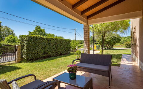 Verbanac: Plante, Meubles, Propriété, Table, Ciel, Ombre, Pot De Fleur, Mobilier De Jardin, Design Intérieur, Éclairage