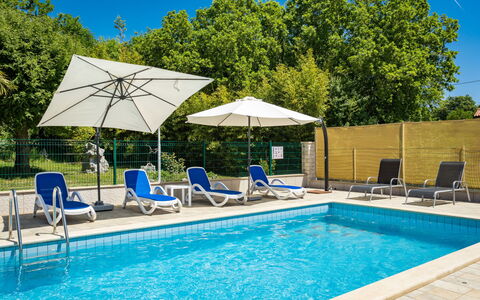 Verbanac: L'Eau, Plante, Propriété, Ciel, Meubles, Piscine, Parapluie, Bleu, Chaise, Bleu Azur