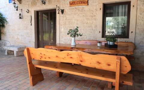 Lara: Plante, Meubles, Table, Fenêtre, Bâtiment, Pot De Fleur, Bois, Design Intérieur, Rectangle, Mobilier De Jardin