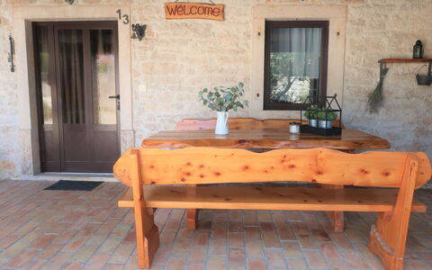 Lara: Table, Meubles, Bâtiment, Fenêtre, Plante, Bois, Porte, Pot De Fleur, Orange, Plante D'Appartement