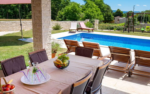 Baretuni: L'Eau, Table, Meubles, Plante, Propriété, Chaise, Piscine, Vaisselle, Vert, Bleu Azur