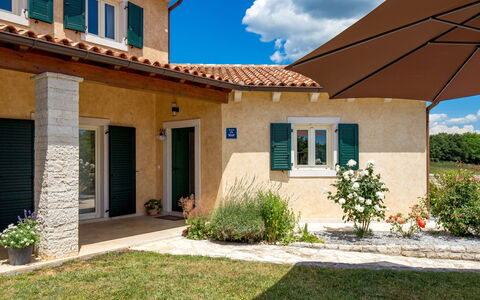 Baretuni: Ciel, Plante, Nuage, Fenêtre, Bâtiment, Ombre, Lot Terre, Herbe, Design Intérieur