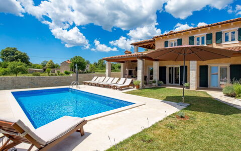 Baretuni: Nuage, Bâtiment, Plante, Ciel, L'Eau, Propriété, Bleu, Fenêtre, Piscine, Bleu Azur