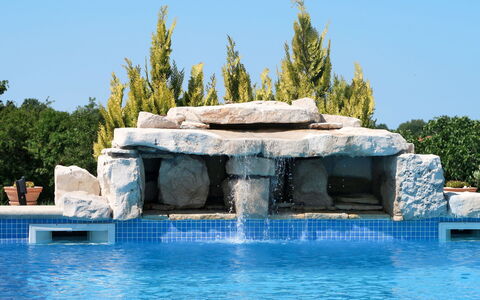 Andrea: Piscine, Fontaine, Caractéristique De L'Eau, Loisir, Architecture, Vacances, Roche, Villa, Ville Resort